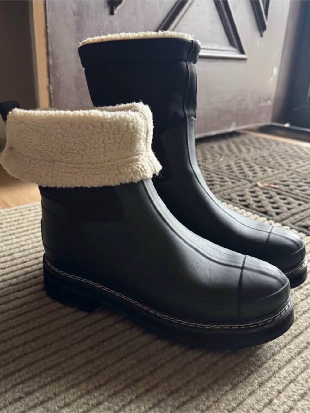 Hunter Black Rubber Ankle Boots with Cream Sherpa Cuff